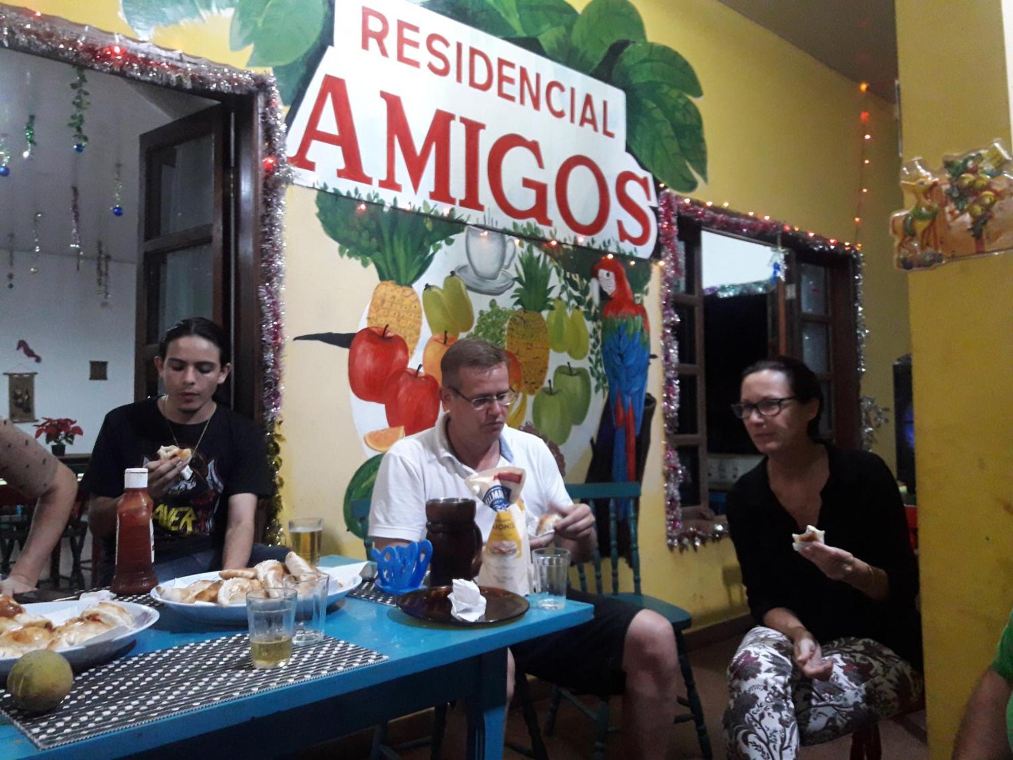 Hotel Y Residencial Amigos ปูแอร์โตอีกวาซู ภายนอก รูปภาพ